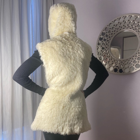 White Faux Fur Vest - Picture 5 of 9